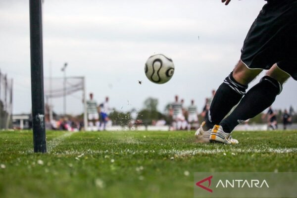 Here are some alternate titles for "Adrian Wibowo Jalani Debut Bersama LA FC":

1. "Adrian Wibowo Memulai Perjalanan Bersama LA FC"
2. "Debut Perdana Adrian Wibowo di LA FC"
3. "Adrian Wibowo Resmi Bergabung dan Debut di LA FC"
4. "Momen Bersejarah: Adrian Wibowo Debut di LA FC"
5. "LA FC Perkenalkan Adrian Wibowo: Debutnya yang Dinanti"
6. "Adrian Wibowo Awali Karir di LA FC dengan Debut Berkesan"
7. "Perjalanan Baru: Adrian Wibowo Debut Bersama LA FC"
8. "Adrian Wibowo Tampil Perdana di LA FC"

Feel free to choose any of these or mix and match phrases to create your desired title!