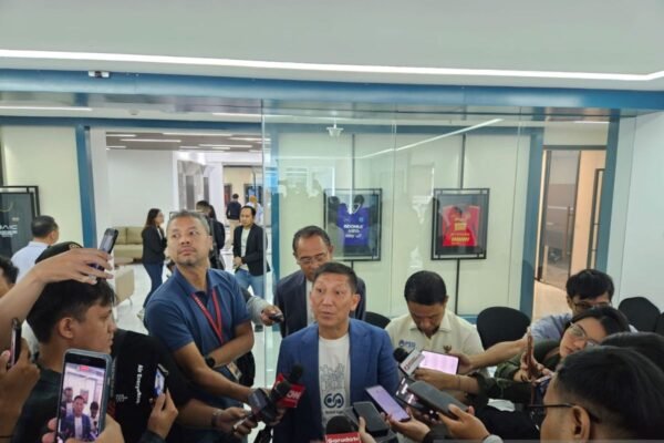 Here are some alternate title suggestions for "Operator liga cermati ketat laga-laga akhir musim":

1. "Pengawas Liga: Menjaga Ketat Laga-Laga Penutupan Musim"
2. "Operator Liga: Memantau Laga-Laga Krusial di Akhir Musim"
3. "Liga dalam Pengawasan: Fokus pada Pertandingan Penentu Musim"
4. "Operator Liga: Mengawasi Ketat Pertandingan Akhir Musim"
5. "Cermati Liga: Operator Pantau Laga-Laga Penentu Menjelang Musim Berakhir"

Feel free to mix and match or modify these suggestions to better suit your needs!