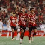 Berikut beberapa alternatif judul untuk berita "Bali United Perpanjang Kontrak Rahmat dan Fitrul":

1. "Bali United Memperpanjang Kontrak Rahmat dan Fitrul: Langkah Strategis Tim"
2. "Kontrak Rahmat dan Fitrul Diperpanjang, Bali United Siap Hadapi Musim Depan"
3. "Bali United Pertahankan Rahmat dan Fitrul dengan Perpanjangan Kontrak"
4. "Dua Pilar Utama, Bali United Perpanjang Kontrak Rahmat dan Fitrul"
5. "Bali United Kembali Perkuat Squad: Rahmat dan Fitrul Dapat Perpanjangan Kontrak"

Silakan pilih atau sesuaikan sesuai kebutuhan!