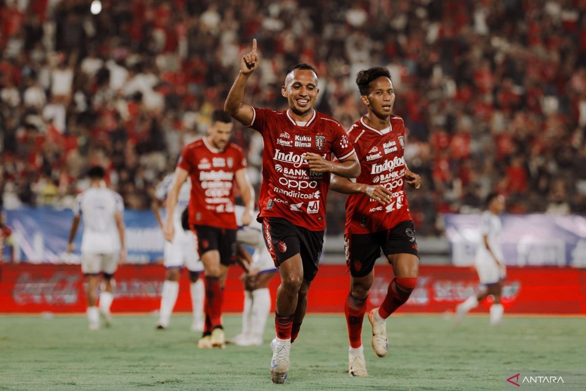 Berikut beberapa alternatif judul untuk berita "Bali United Perpanjang Kontrak Rahmat dan Fitrul":

1. "Bali United Memperpanjang Kontrak Rahmat dan Fitrul: Langkah Strategis Tim"
2. "Kontrak Rahmat dan Fitrul Diperpanjang, Bali United Siap Hadapi Musim Depan"
3. "Bali United Pertahankan Rahmat dan Fitrul dengan Perpanjangan Kontrak"
4. "Dua Pilar Utama, Bali United Perpanjang Kontrak Rahmat dan Fitrul"
5. "Bali United Kembali Perkuat Squad: Rahmat dan Fitrul Dapat Perpanjangan Kontrak"

Silakan pilih atau sesuaikan sesuai kebutuhan!