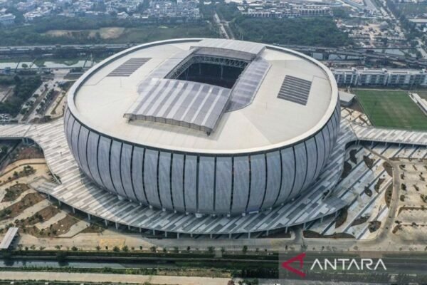Here are some alternative titles for "Inilah 18 kandang peserta BRI Super League 2025/2026":

1. "Discover the 18 Home Grounds of BRI Super League 2025/2026"
2. "Exploring the 18 Stadiums of BRI Super League 2025/2026"
3. "Showcasing the 18 Venues for BRI Super League 2025/2026"
4. "Meet the 18 Home Arenas of the BRI Super League 2025/2026"
5. "The 18 Stadiums that Host BRI Super League 2025/2026 Participants"
6. "Unveiling the 18 Home Fields of the BRI Super League 2025/2026"
7. "The 18 Club Grounds of BRI Super League 2025/2026"
8. "A Look at the 18 Home Bases for BRI Super League 2025/2026"
9. "Inside the 18 Stadiums of BRI Super League 2025/2026"
10. "The 18 Locations for the BRI Super League 2025/2026 Teams" 

Feel free to use or adapt any of these titles!