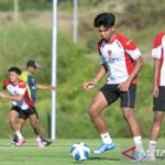 Here are some alternative titles for "Kadek Arel: Indonesia Tak Bisa Buang-Buang Peluang Lagi Lawan Malaysia":

1. "Kadek Arel: Indonesia Harus Manfaatkan Setiap Peluang Melawan Malaysia"
2. "Kadek Arel: Kemenangan atas Malaysia Bergantung pada Ketepatan Memanfaatkan Peluang"
3. "Kadek Arel: Indonesia Wajib Optimalkan Peluang di Pertandingan Melawan Malaysia"
4. "Kadek Arel: Indonesia Tidak Boleh Gagal Memanfaatkan Kesempatan di Hadapan Malaysia"
5. "Kadek Arel: Pentingnya Memaksimalkan Peluang dalam Duel Melawan Malaysia"
6. "Kadek Arel: Fokus pada Peluang, Indonesia Siap Hadapi Malaysia"
7. "Kadek Arel: Kesempatan Emas Tak Boleh Terbuang Melawan Malaysia"
8. "Kadek Arel: Indonesia Perlu Beraksi Cermat di Menyongsong Malaysia"

Feel free to choose or modify any of these options!