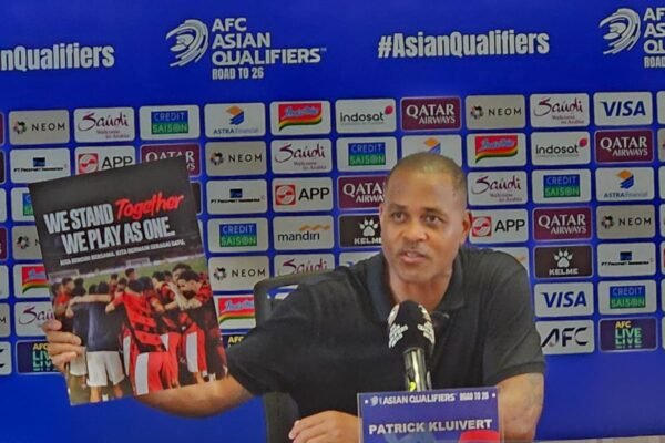 Kluivert Berkesempatan untuk Bergabung dalam Pertandingan Legenda Real Madrid dan Barcelona