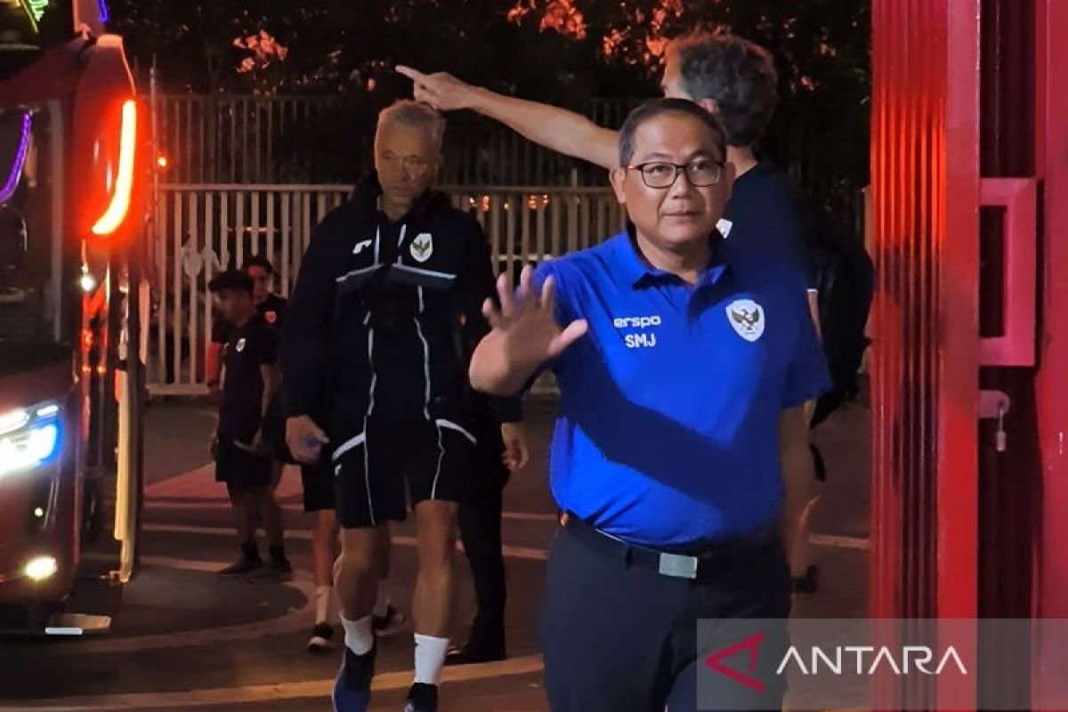 Here are some alternate title suggestions for "Sumardji Enggan Tangapi Road Map 'Garuda Membara'":

1. "Sumardji Menolak Menanggapi Peta Jalan 'Garuda Membara'"
2. "Sumardji enggan memberikan komentar tentang Road Map 'Garuda Membara'"
3. "Respon Sumardji Terhadap Road Map 'Garuda Membara' Tak Terjawab"
4. "Sumardji Tak Mau Menanggapi Peta Jalan 'Garuda Membara'"
5. "Sumardji Diam Seribu Bahasa Tentang Road Map 'Garuda Membara'"
6. "Keterbatasan Respon Sumardji terhadap Road Map 'Garuda Membara'"
7. "Sumardji Menghindari Diskusi soal Road Map 'Garuda Membara'"
8. "Tanpa Tanggapan: Sumardji dan Peta Jalan 'Garuda Membara'" 

Feel free to modify or combine these suggestions to better fit your needs!