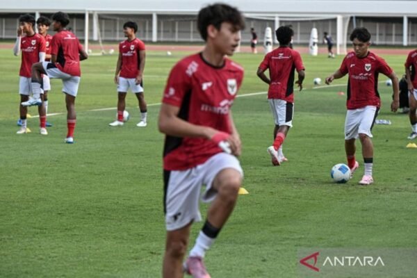 Berikut adalah alternatif judul untuk "Daftar 21 Pemain Timnas U-17 Indonesia untuk Piala Dunia U-17 2025":

1. "Skuad U-17 Indonesia: 21 Pemain Siap Tampil di Piala Dunia U-17 2025"
2. "21 Bintang Muda: Pemain Timnas U-17 Indonesia untuk Piala Dunia U-17 2025"
3. "Daftar Lengkap 21 Pemain U-17 Indonesia: Menuju Piala Dunia 2025"
4. "Timnas U-17 Indonesia: 21 Pemain yang Mewakili di Piala Dunia U-17 2025"
5. "21 Talenta Muda: Roster Timnas U-17 Indonesia untuk Kompetisi Dunia 2025"

Silakan pilih salah satu atau gunakan sebagai inspirasi!