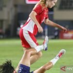 Berikut adalah beberapa alternatif judul untuk "Isa Warps Persembahkan Gol Lawan Singapura untuk Sang Ayah":

1. "Isa Warps: Gol Spesial untuk Ayah di Pertandingan Melawan Singapura"
2. "Memorable Goal: Isa Warps Dedikasikan Untuk Ayah di Laga Melawan Singapura"
3. "Permainan yang Berarti: Isa Warps Berikan Hadiah Gol untuk Sang Ayah"
4. "Momen Gembira: Isa Warps Persembahkan Gol Untuk Ayah di Pertandingan Singapura"
5. "Isa Warps: Mencetak Gol untuk Ayah di Duel Melawan Singapura"

Silakan pilih atau sesuaikan dengan tema yang diinginkan!