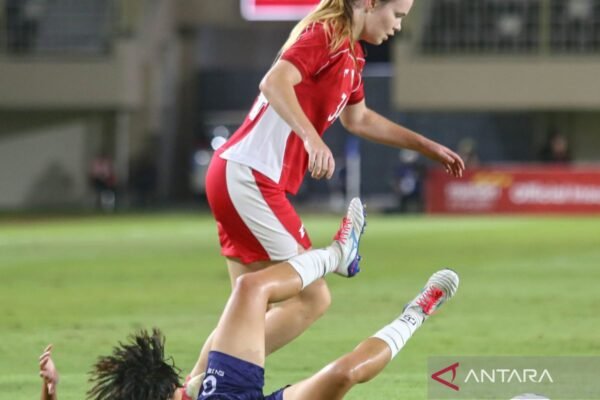 Berikut adalah beberapa alternatif judul untuk "Isa Warps Persembahkan Gol Lawan Singapura untuk Sang Ayah":

1. "Isa Warps: Gol Spesial untuk Ayah di Pertandingan Melawan Singapura"
2. "Memorable Goal: Isa Warps Dedikasikan Untuk Ayah di Laga Melawan Singapura"
3. "Permainan yang Berarti: Isa Warps Berikan Hadiah Gol untuk Sang Ayah"
4. "Momen Gembira: Isa Warps Persembahkan Gol Untuk Ayah di Pertandingan Singapura"
5. "Isa Warps: Mencetak Gol untuk Ayah di Duel Melawan Singapura"

Silakan pilih atau sesuaikan dengan tema yang diinginkan!