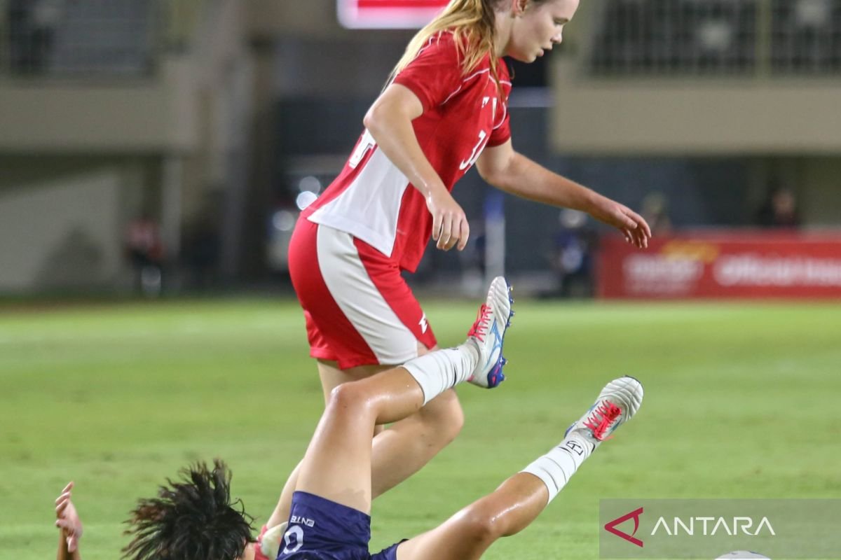 Berikut adalah beberapa alternatif judul untuk "Isa Warps Persembahkan Gol Lawan Singapura untuk Sang Ayah":

1. "Isa Warps: Gol Spesial untuk Ayah di Pertandingan Melawan Singapura"
2. "Memorable Goal: Isa Warps Dedikasikan Untuk Ayah di Laga Melawan Singapura"
3. "Permainan yang Berarti: Isa Warps Berikan Hadiah Gol untuk Sang Ayah"
4. "Momen Gembira: Isa Warps Persembahkan Gol Untuk Ayah di Pertandingan Singapura"
5. "Isa Warps: Mencetak Gol untuk Ayah di Duel Melawan Singapura"

Silakan pilih atau sesuaikan dengan tema yang diinginkan!